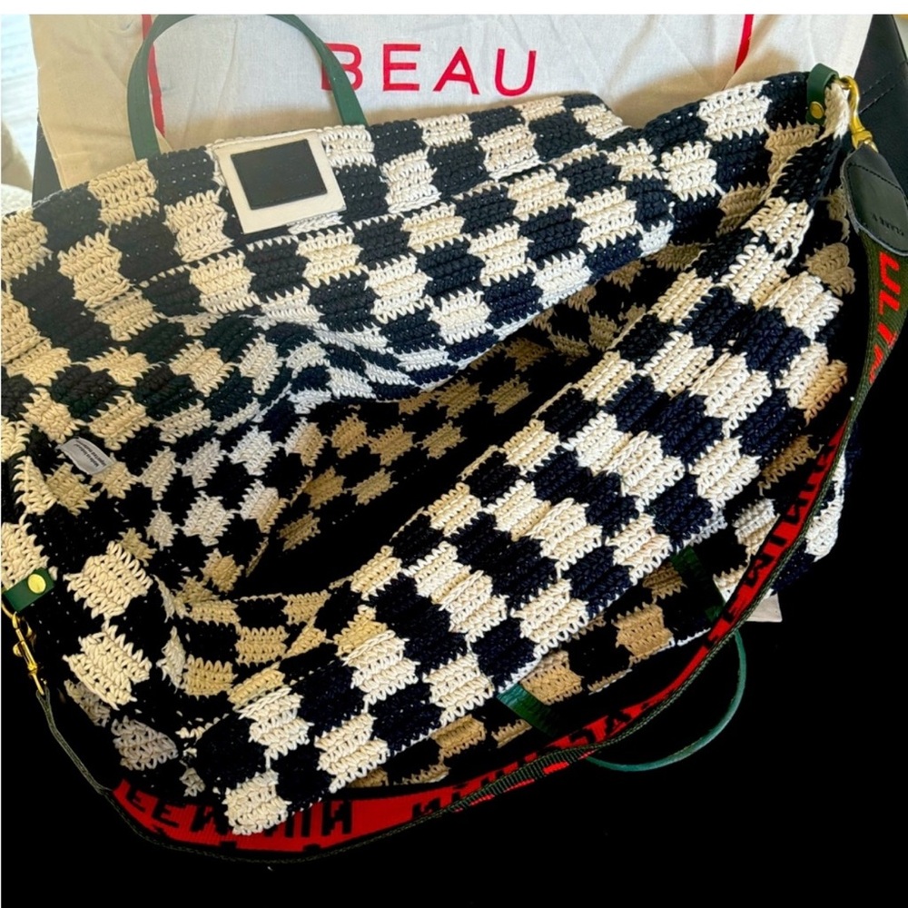 Clare V.
Simple Crochet Tote